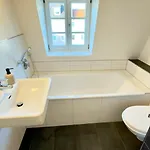 Ludwigshome Apartmenthaus - Einzelapartments Mit Kostenfreiem Parkplatz, Wlan, Voll Ausgestatteter Kueche * Ludwigsburg