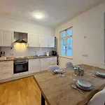 Ludwigshome Apartmenthaus - Einzelapartments Mit Kostenfreiem Parkplatz, Wlan, Voll Ausgestatteter Kueche Ludwigsburg